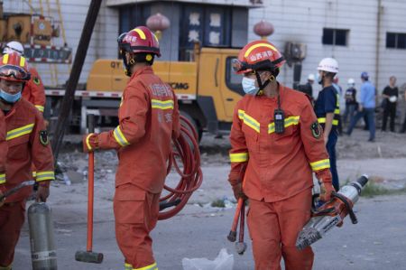 (miniature) Photo du site des opérations de secours après l'effondrement d'un restaurant dans le district de Xiangfen