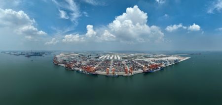 (miniature) Photo aérienne prise le 13 septembre 2022 montrant le port de Qinzhou