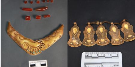 (miniature) Une photo d'archives non datée montre des ornements en or et des agates déterrés sur le site du tombeau de Sangmda Lungga dans le district de Zanda de la préfecture de Ngari