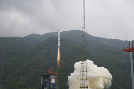 (miniature) Une fusée porteuse Longue Marche-2C transportant un groupe de neuf satellites commerciaux décolle du Centre de lancement de satellites de Xichang