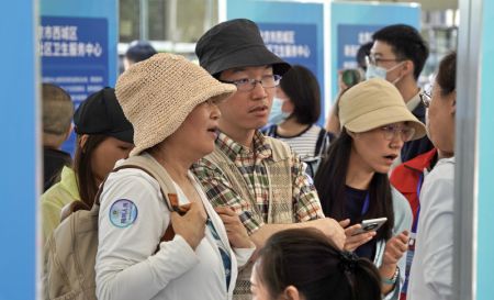 (miniature) Des demandeurs d'emploi participent à un salon de l'emploi dédié aux personnes handicapées à Beijing