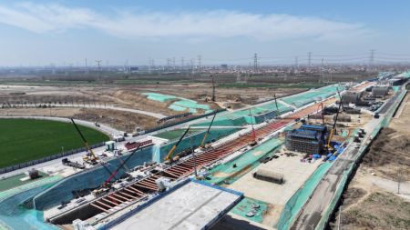 (miniature) Photo aérienne prise par un drone du chantier de la section de Xiong'an de la ligne ferroviaire à grande vitesse Xiong'an-Xinzhou dans la Nouvelle Zone de Xiong'an