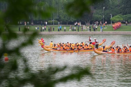 (miniature) Courses de bateaux-dragons dans le parc Longtan dans l'arrondissement de Dongcheng à Beijing