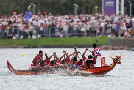 (miniature) L'équipe chinoise lors de la finale du 500m hommes des bateaux-dragons aux 19es Jeux asiatiques à Wenzhou