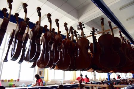 (miniature) Des produits dans un atelier dans un parc industriel de production d'instruments de musique à Queshan