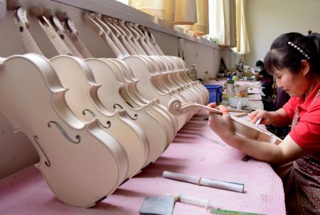 (miniature) Fabrication de violons dans un atelier dans un parc industriel de production d'instruments de musique à Queshan