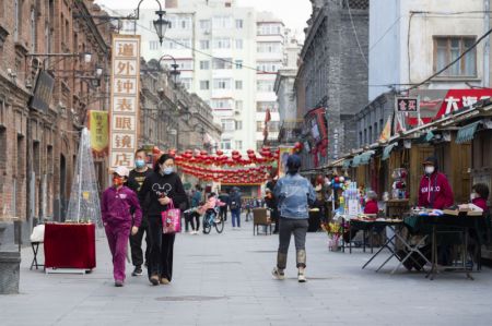 (miniature) Des touristes dans un site pittoresque à Harbin