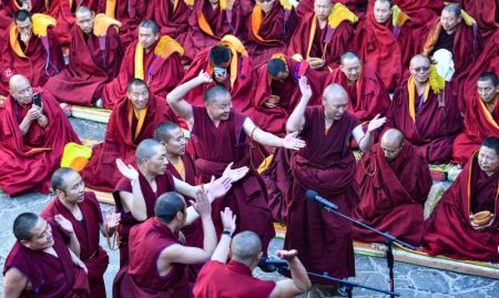 (miniature) Des moines participent à une soutenance au temple Jokhang