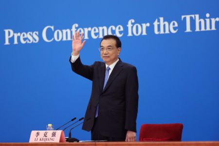 (miniature) Le Premier ministre chinois Li Keqiang rencontre la presse apr&egrave;s la cl&ocirc;ture de la troisi&egrave;me session de la 13e Assembl&eacute;e populaire nationale au Grand Palais du Peuple