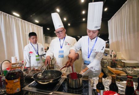 (miniature) Des chefs cuisiniers participent au 9e Championnat du monde de cuisine chinoise à Vancouver