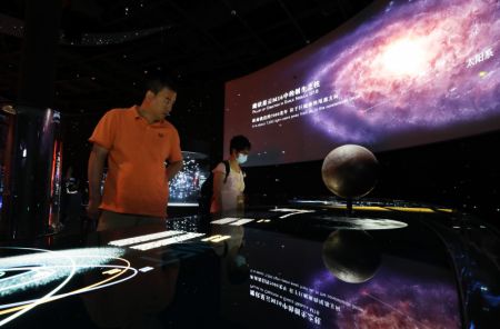 (miniature) Des gens visitent le Musée de l'astronomie de Shanghai