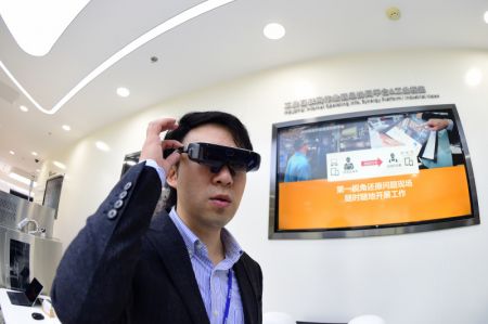 (miniature) Un ingénieur fait la démonstration d'une communication à distance via des lunettes de réalité virtuelle chez l'entreprise informatique DHC