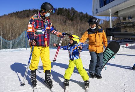 (miniature) Des skieurs profitent des pistes de la station de ski de Changbaishan dans la province du Jilin (nord-est)