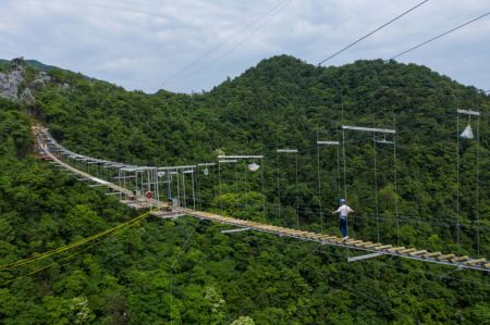 (miniature) Des touristes profitent d'une activité d'aventure dans le site pittoresque de la forêt de pierres du lac Qiandao