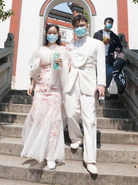 (miniature) Un couple d'amoureux se prépare à prendre des photos de mariage au pavillon Qingchuan à Wuhan