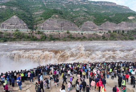 (miniature) Photo aérienne montrant des touristes près de la cascade de Hukou sur le fleuve Jaune