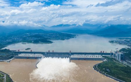 (miniature) L'eau jaillissant des vannes de décharge du barrage des Trois Gorges