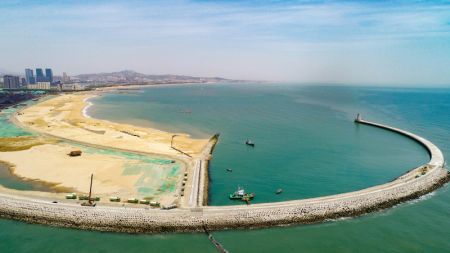 (miniature) Photo aérienne prise le 6 mai 2019 montrant une partie de la zone libérée dans le port de Rizhao