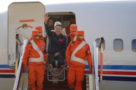 (miniature) L'astronaute Zhai Zhigang salue la foule à son arrivée à Beijing