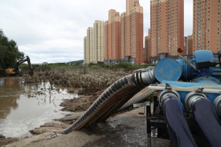 (miniature) Proc&eacute;d&eacute; de drainage apr&egrave;s les inondations &agrave; Shangzhi