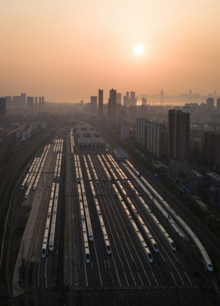 (miniature) Photo aérienne de trains à grande vitesse en attente de leur mise en service à la gare de Wuhan