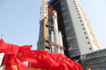(miniature) La combinaison du vaisseau cargo Tianzhou-6 et d'une fusée porteuse Longue Marche-7 Y7 en phase de transfert dans la province chinoise de Hainan (sud)