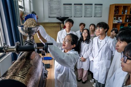 (miniature) Une enseignante donne un cours sur le café à la faculté des cultures tropicales de l'Université agricole du Yunnan