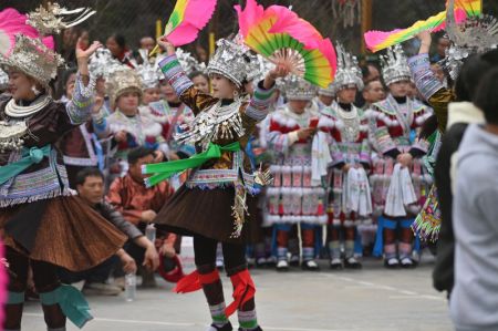 (miniature) Des gens exécutent une danse de l'ethnie Miao lors d'un événement célébrant la fête du Printemps dans le bourg de Gandong du district autonome Miao de Rongshui