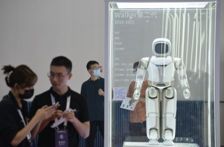 (miniature) Des visiteurs lors de la Conférence mondiale de la robotique 2021 à Beijing