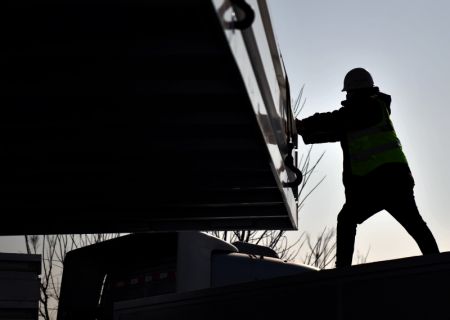 (miniature) Un ouvrier travaille sur le chantier d'un centre de quarantaine temporaire &agrave; Yuzhou