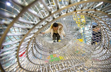 (miniature) Des enfants s'amusent au Musée des sciences et technologies de Nantong pendant les vacances du Nouvel An