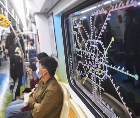 (miniature) Des passagers prennent le train de la ligne 18 du métro à Chengdu