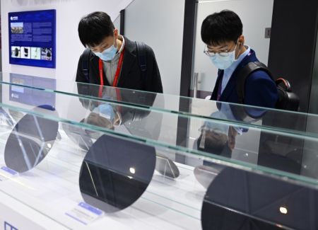 (miniature) Des visiteurs regardent des produits exposés lors de la Conférence mondiale sur les circuits intégrés 2022 à Hefei