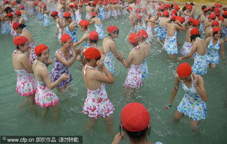 (miniature) Plus de 10 000 baigneurs dans une source chaude (nouveau record du monde)