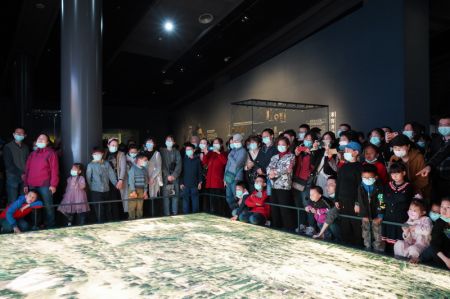 (miniature) Les visiteurs dans le musée de Sanxingdui à Guanghan