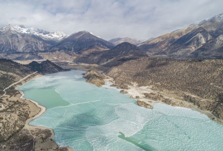 (miniature) Photo aérienne du lac Ra'og recouvert de glace à Qamdo