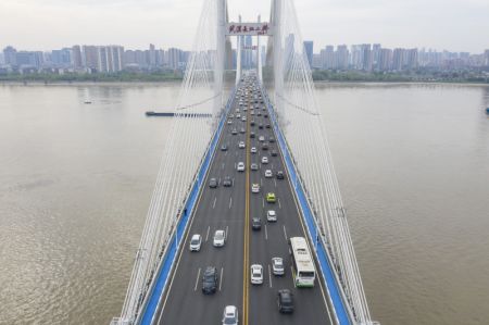 (miniature) Des véhicules traversent le Deuxième Pont du fleuve Yangtsé à Wuhan