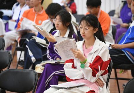 (miniature) Des candidats attendent de participer au concours national d'entrée à l'université dans un site d'examen à Beijing