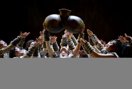 (miniature) Des danseurs sur scène lors d'un gala organisé pour célébrer le 70e anniversaire de la libération de Qamdo