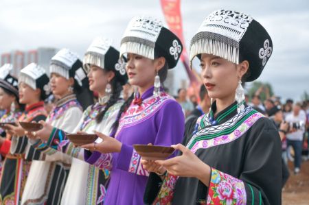 (miniature) Des femmes vêtues de costumes traditionnels participent à la fête annuelle des Torches de l'ethnie Yi dans le district de Weining de la province chinoise du Guizhou (sud-ouest)