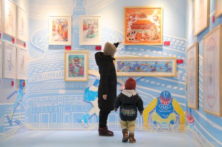 (miniature) Des visiteurs assistent à une exposition de peintures du Nouvel An dans l'arrondissement de Xicheng