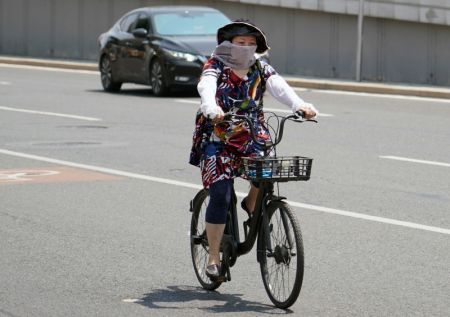 (miniature) Une cycliste sur la section centrale du 3e périphérique nord de Beijing