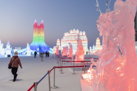 (miniature) Des touristes regardent des sculptures de glace primées au parc thématique du Monde de glace et de neige de Harbin