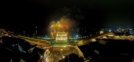 (miniature) Photo a&eacute;rienne des feux d'artifice illuminant le ciel au-dessus de l'ancien bourg de Yanzhou &agrave; Jiande