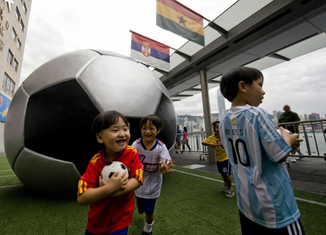 Un ballon de foot gant  Hong Kong pour promouvoir la Coupe du Monde de Football 2010