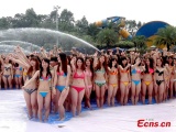 Chine : 1000 femmes en bikini pour former un dauphin  Canton
