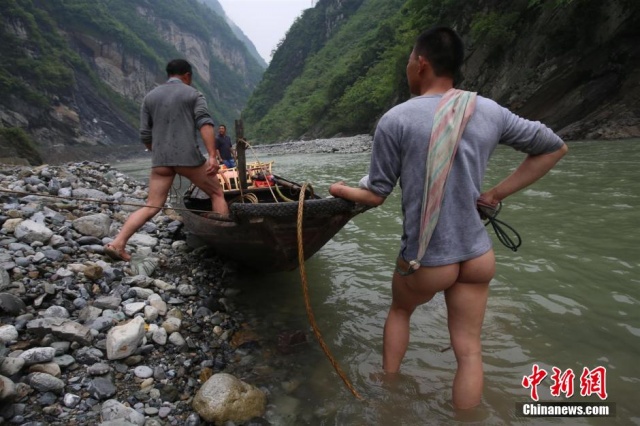 Le halage de bateaux par des hommes nus revient aux Trois Gorges