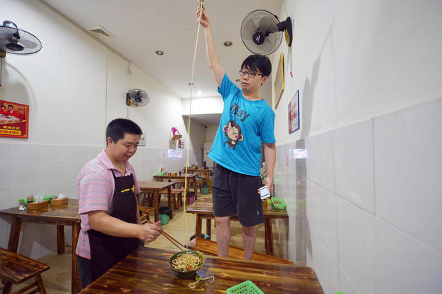 Un restaurant chinois ne sert qu'une seule nouille... de 50 mtres