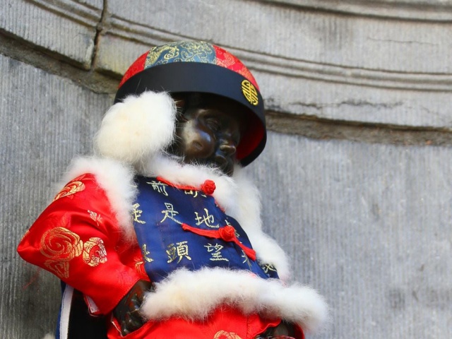 Photos : Manneken-Pis en tenue traditionnelle chinoise