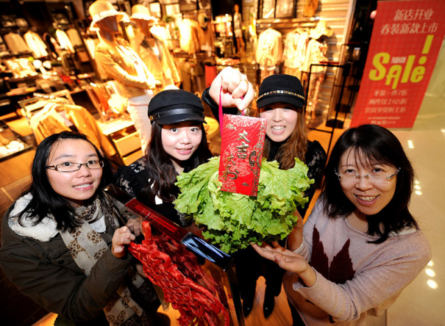 Accrocher une laitue : nouvelle tradition du Nouvel An Chinois